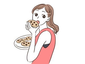 クッキーを食べる女性